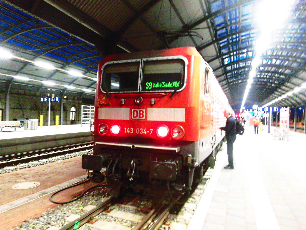 143 034 mit ziel Eilenburg im Bahnhof Halle/Saale Hbf am 25.1.18