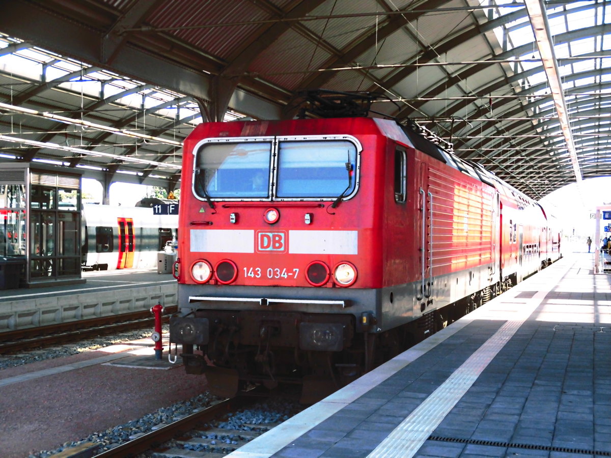 143 034 steht als S9 mit ziel Eilenburg im Bahnhof Halle/Saale Hbf am 26.7.18