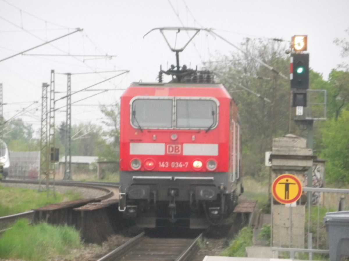 143 034 unterwegs nach Halle (Saale) Hbf und lsst Halle-Rosengarten hinter sich am 4.5.17