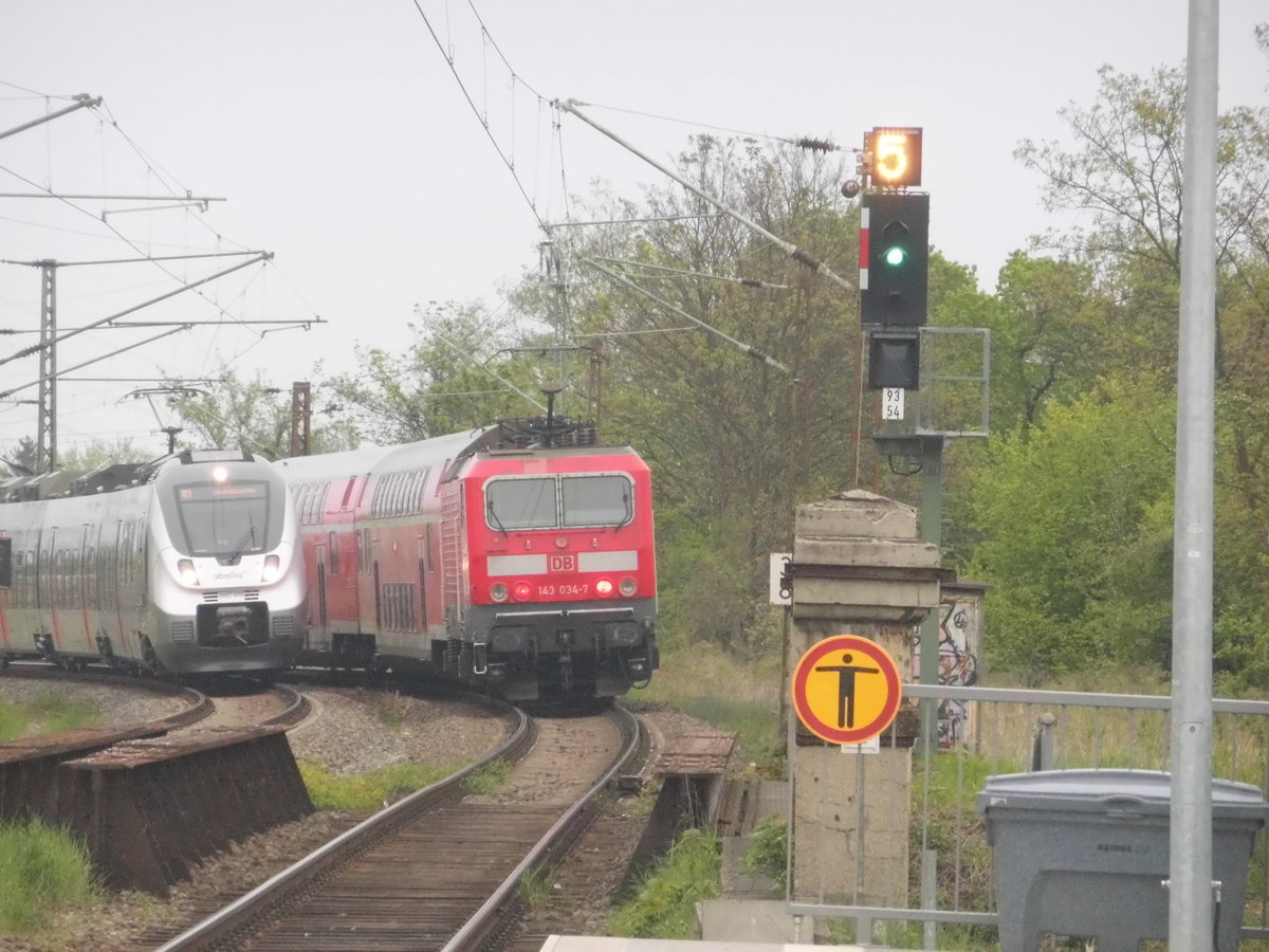 143 034 unterwegs nach Halle (Saale) Hbf und lsst Halle-Rosengarten hinter sich am 4.5.17