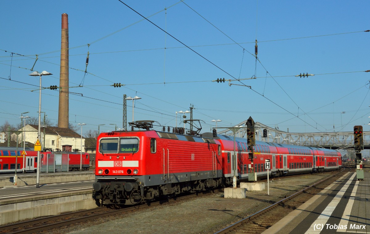 143 076 mit der RB75 nach Wiesbaden bei der Einfahrt in Darmstadt Hbf am 27.02.2016.