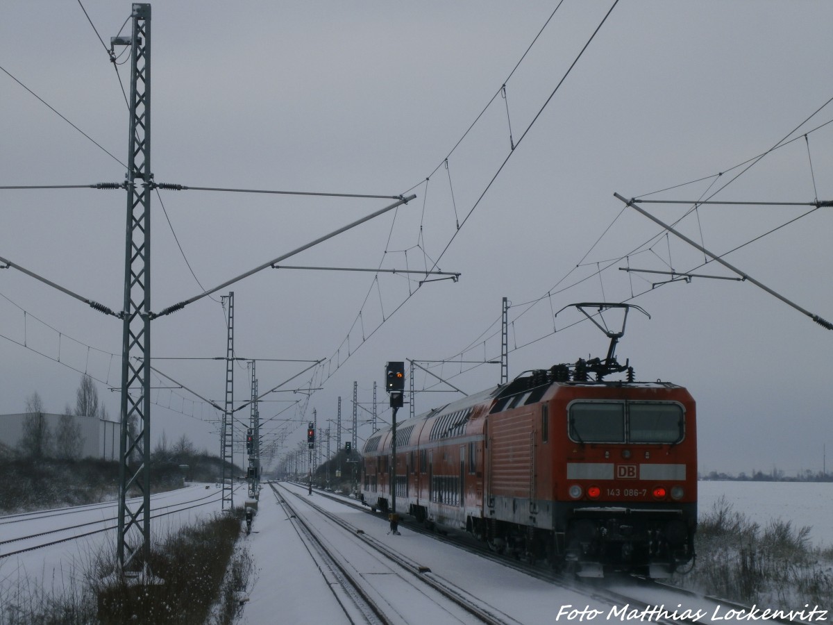 143 086-7 lsst den Bahnhof Landsberg (b Halle/Saale) hinter sich am 29.12.14