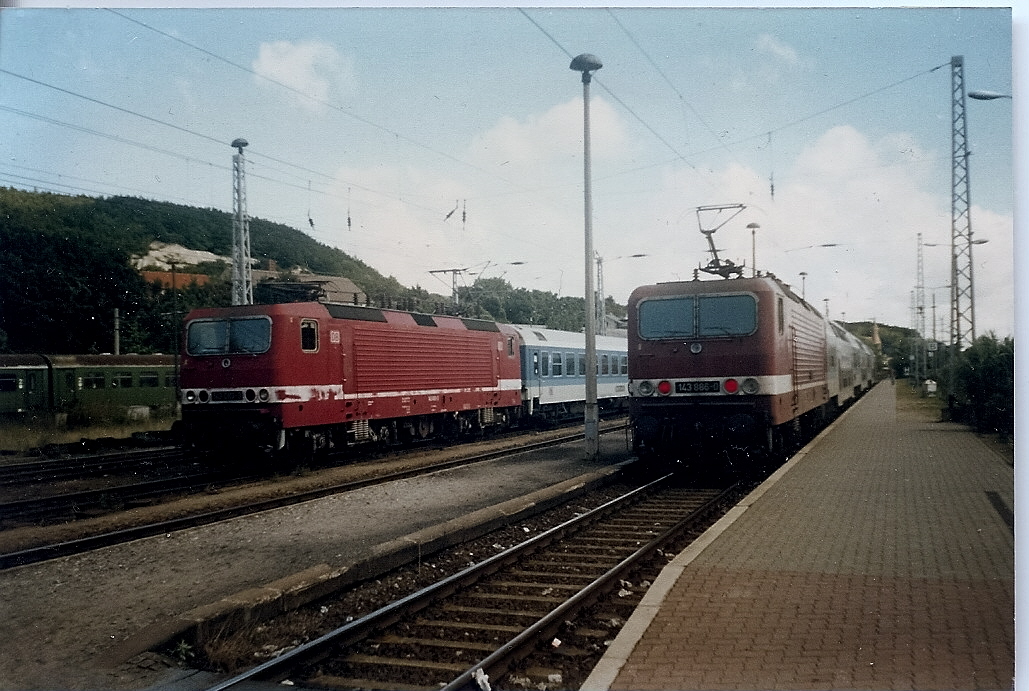 143 093 mit dem InterRegio nach Berlin Lichtenberg und 143 886 mit einem RE nach Stralsund im September 1997 in Sassnitz.