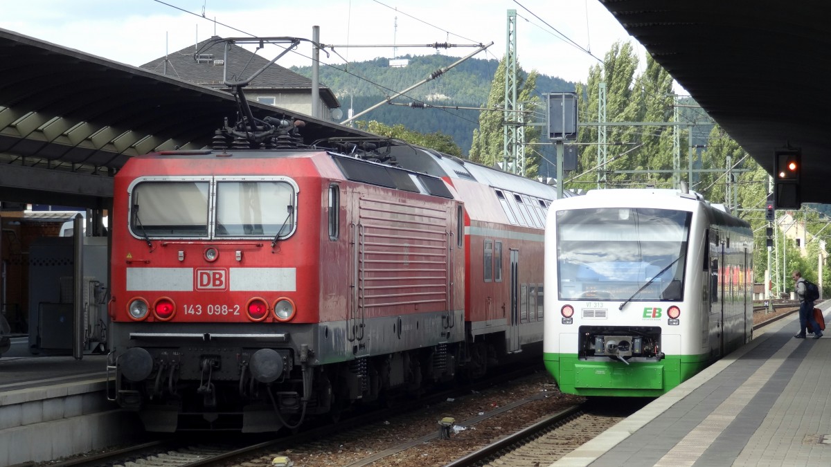143-098 mit DR-Dostos und VT313(BR650) stehen als Regionalzüge in Saalfeld(Saale) bereit und warten auf neue Fahrgäste.
Aufgenommen im August 2014.
