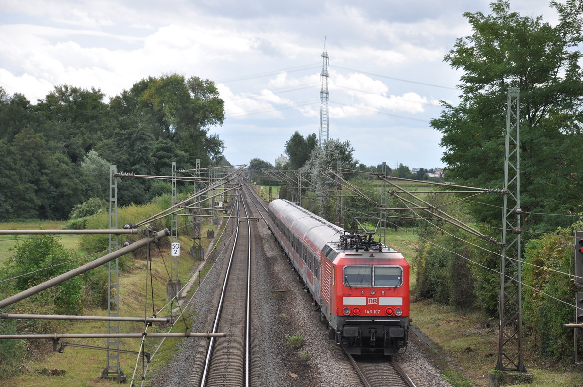 143 107 fhrt als Ersatz fr eine 111 am 09.09.2017 mit ihrem RE70 nach Mannheim Hbf durch Gro Gerau-Dornheim. In Krze erreicht sie ihren nchsten Halt Riedstadt-Goddelau.