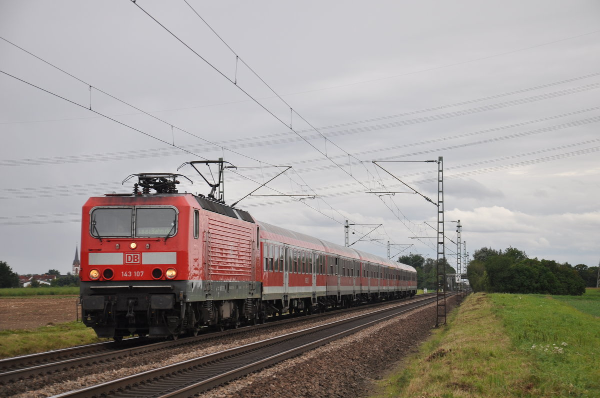 143 107 fhrt am 09.09.2017 als Ersatz fr eine 111 den RE70 nach Frankfurt Hbf, hier ist die Garnitur kurz vor Gro Gerau-Dornheim.