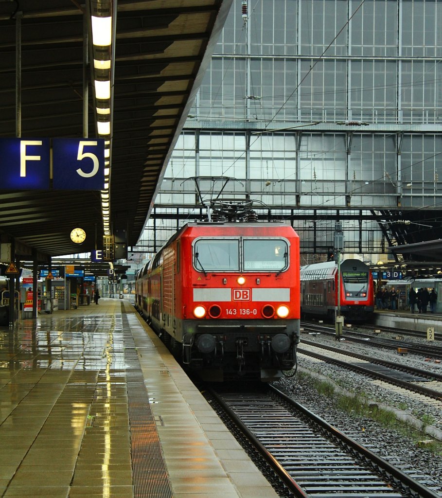 143 136-0 mit RB nach Bremen-Vegesack. Bremen Hbf 03.12.2011