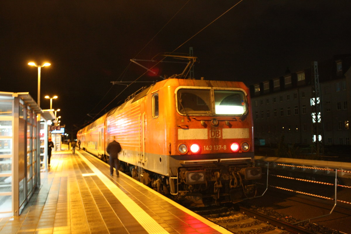 143 137 steht als S7 mit ziel Halle-Nietleben im Bahnhof Halle/Saale Hbf am 14.12.19