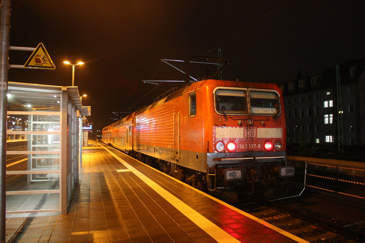 143 137 steht als S7 mit ziel Halle-Nietleben im Bahnhof Halle/Saale Hbf am 9.1.20