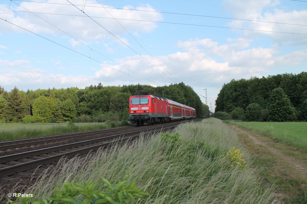 143 141 zieht die RB 75 15752 Aschaffenburg - Wiesbaden bei der Stromkreistrennstelle Bischofsheim. 20.05.15