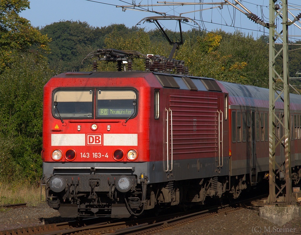 143 163-4 mit der RB nach Neumünster bei der EInfahrt in Schleswig. 25.09.2010