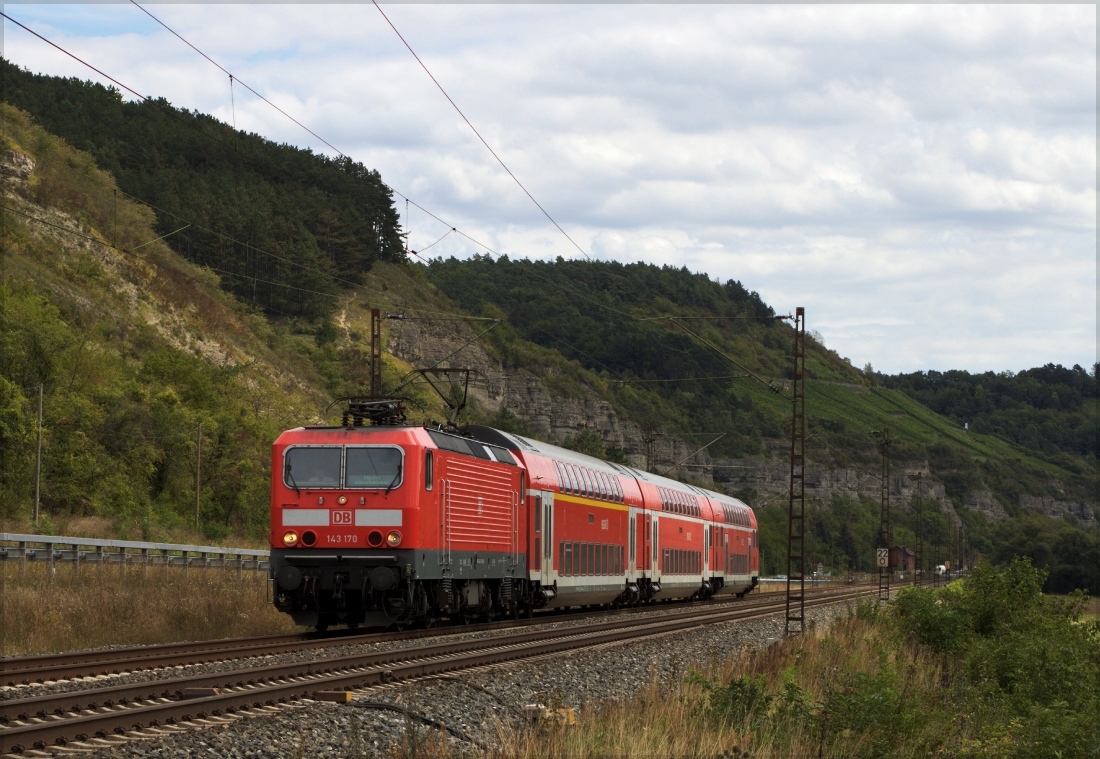 143 170 mit kurzer Dosto-Garnitur in Richtung Aschaffenburg am 22.08.14 in Karlstadt (Main)