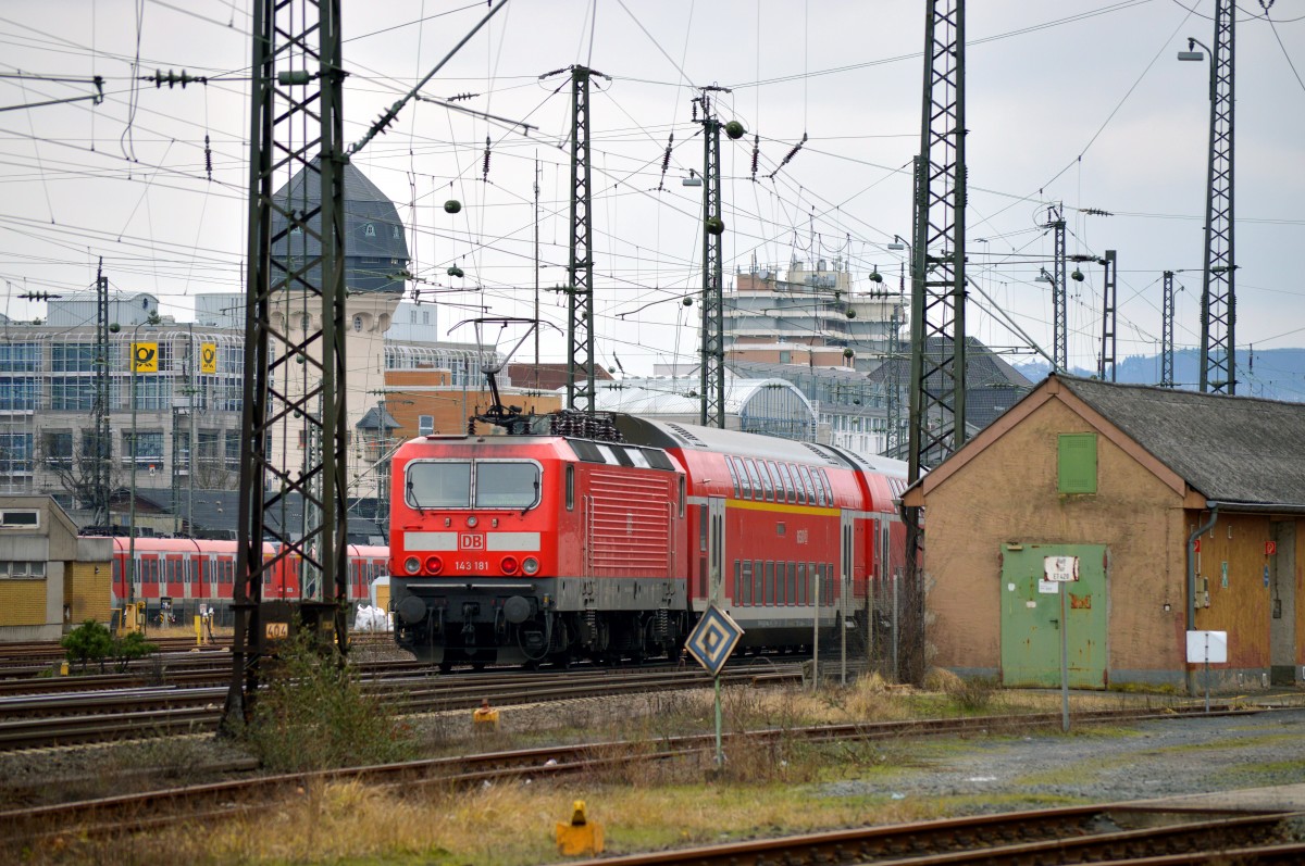 143 181 hing am Zugschluß der RB 75 nach Aschaffenburg.Hier bei der Einfahrt in Darmstadt Hbf am 04.02.3015