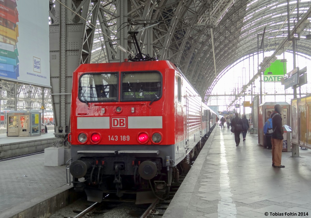 143-189 steht mit einer n-Wagen Garnitur als RB 15652 nach Bad Soden-Salm�nster in Frankfurt(Main) Hbf. 
Aufgenommen im M�rz 2014.