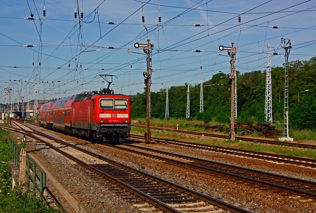 143 192 am 22.07.14 im Sangerhausener Bf , ziel der 143 ist Nordhausen