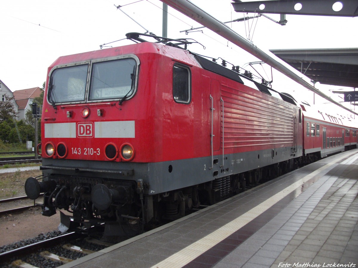 143 210-3 als S1 mit ziel Warnem�nde im Bahnhof Rostock Hbf am 27.9.13