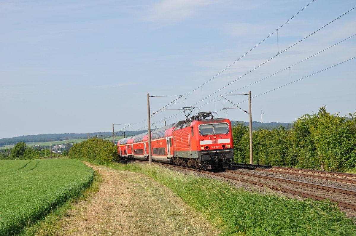 143 227 war am 04.06.2019 als RB15275 von Limburg(Lahn) nach Frankfurt(Main)Hbf unterwegs und erreicht in Kürze den Haltepunkt Wörsdorf. 