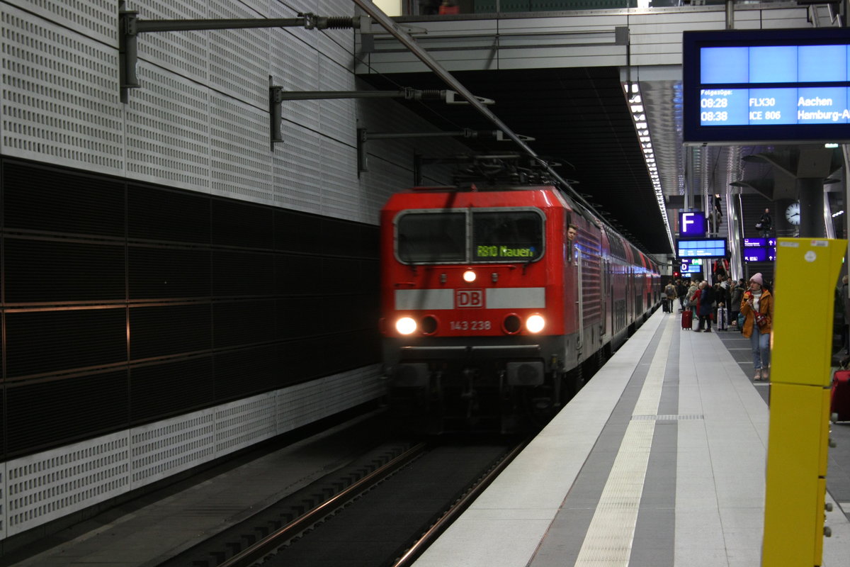 143 238 als RB10 mit ziel Nauen im Bahnhof Berlin Hbf (Tief) am 23.12.19