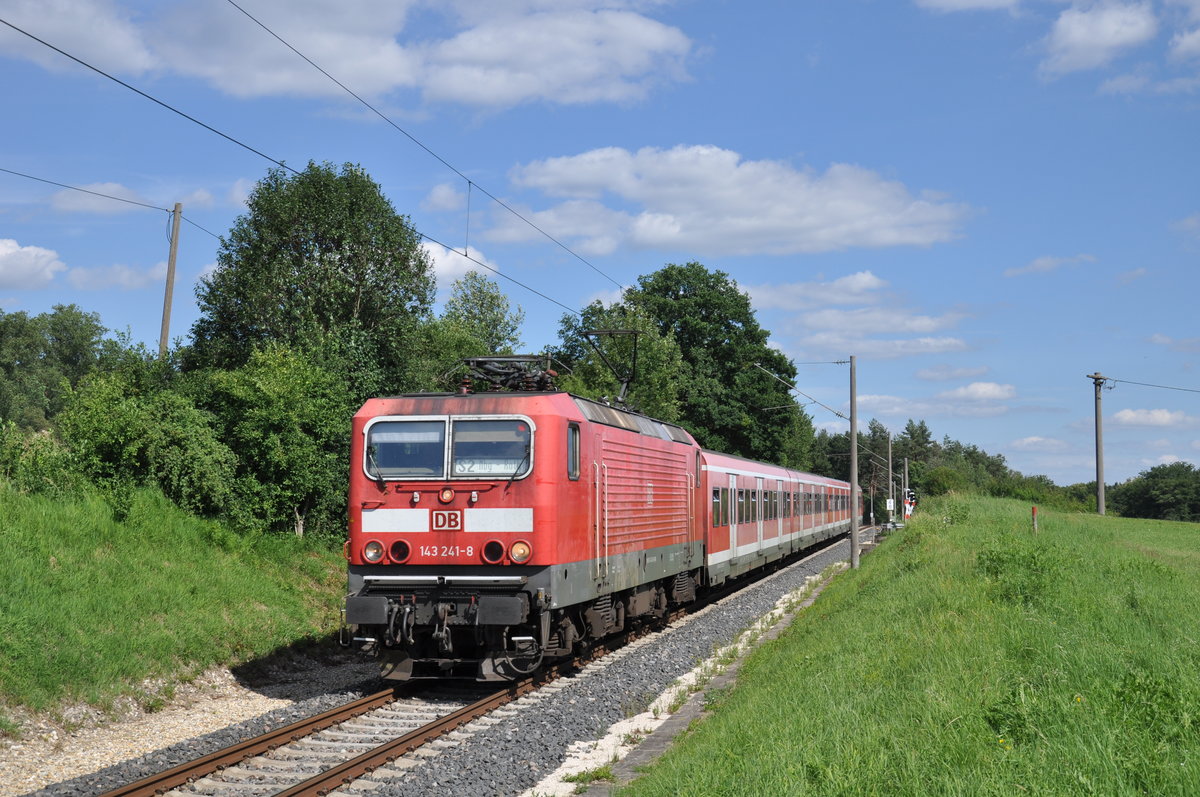 143 241-2 war am 4. Juli 2020 als S2 nach Roth unterwegs und wurde dabei unmittelbar vor der Einfahrt in den Haltepunkt Feucht-Moosbach fotografiert. Leider sind die 143er mit ihren x-Wagen seit dem Fahrplanwechsel 2020/21 nicht mehr planmig unterwegs. 