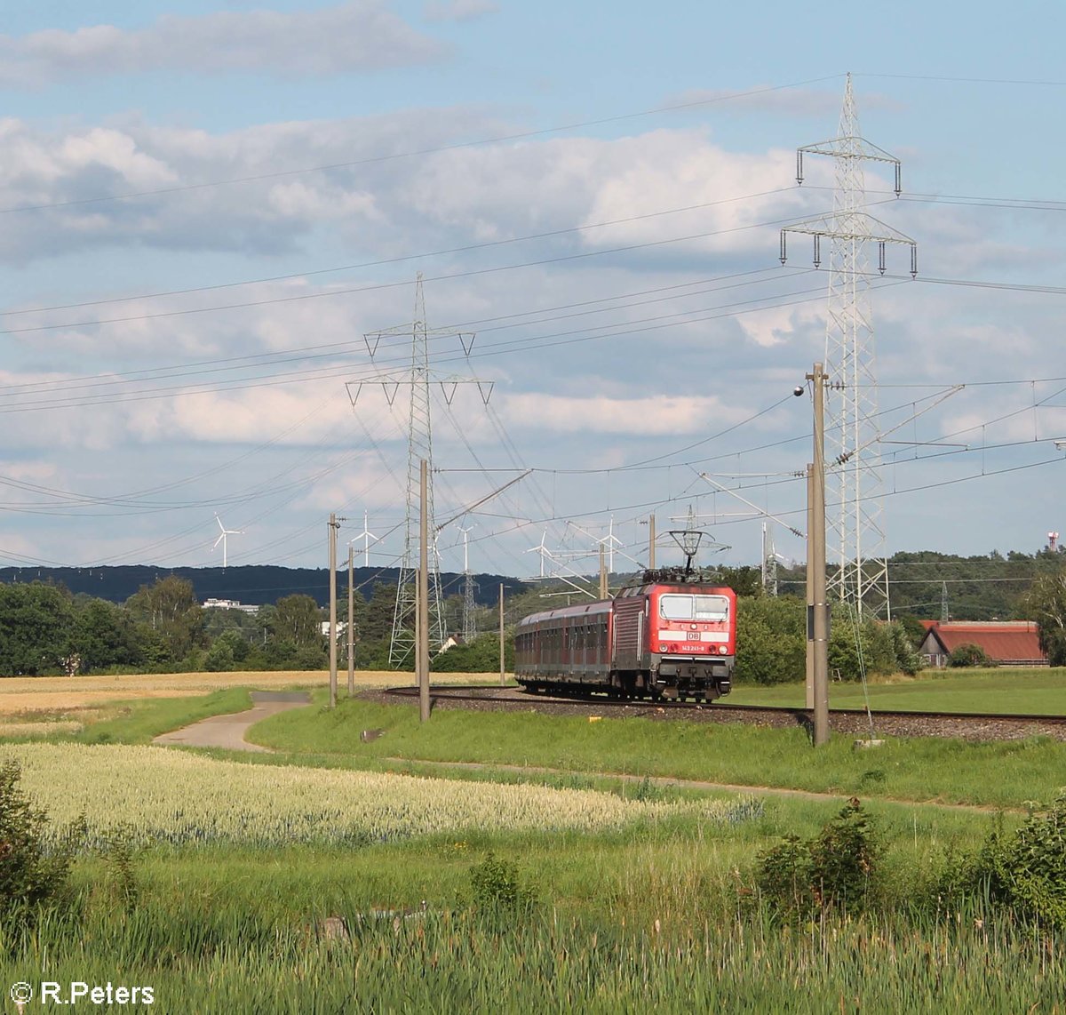 143 241-8 schiebt ihre S2 39653 Roth - Altdorf zwischen Winkelhaid und Ludersheim durch die Kurve. 03.07.20