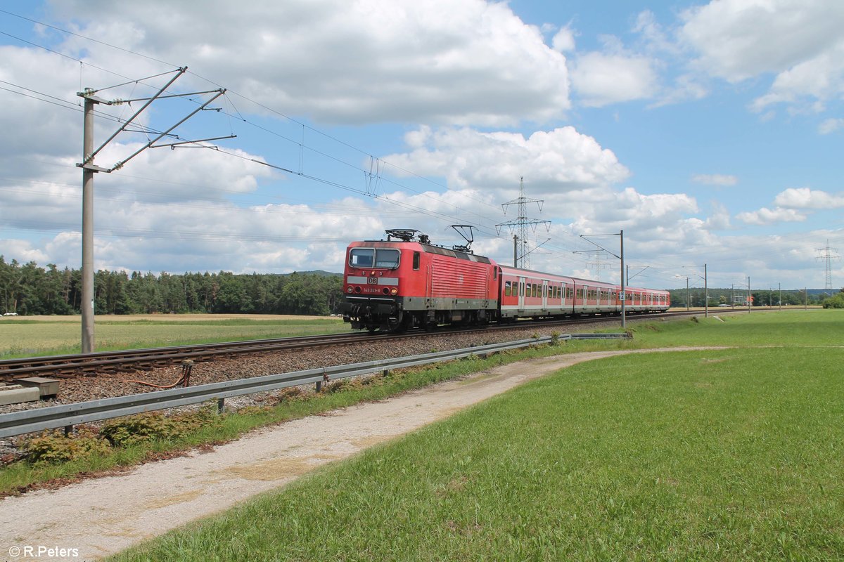 143 241-8 zieht kurz vor Winkelhaid die S2 39620 Altdorf bei Nürnberg - Roth . 03.07.20