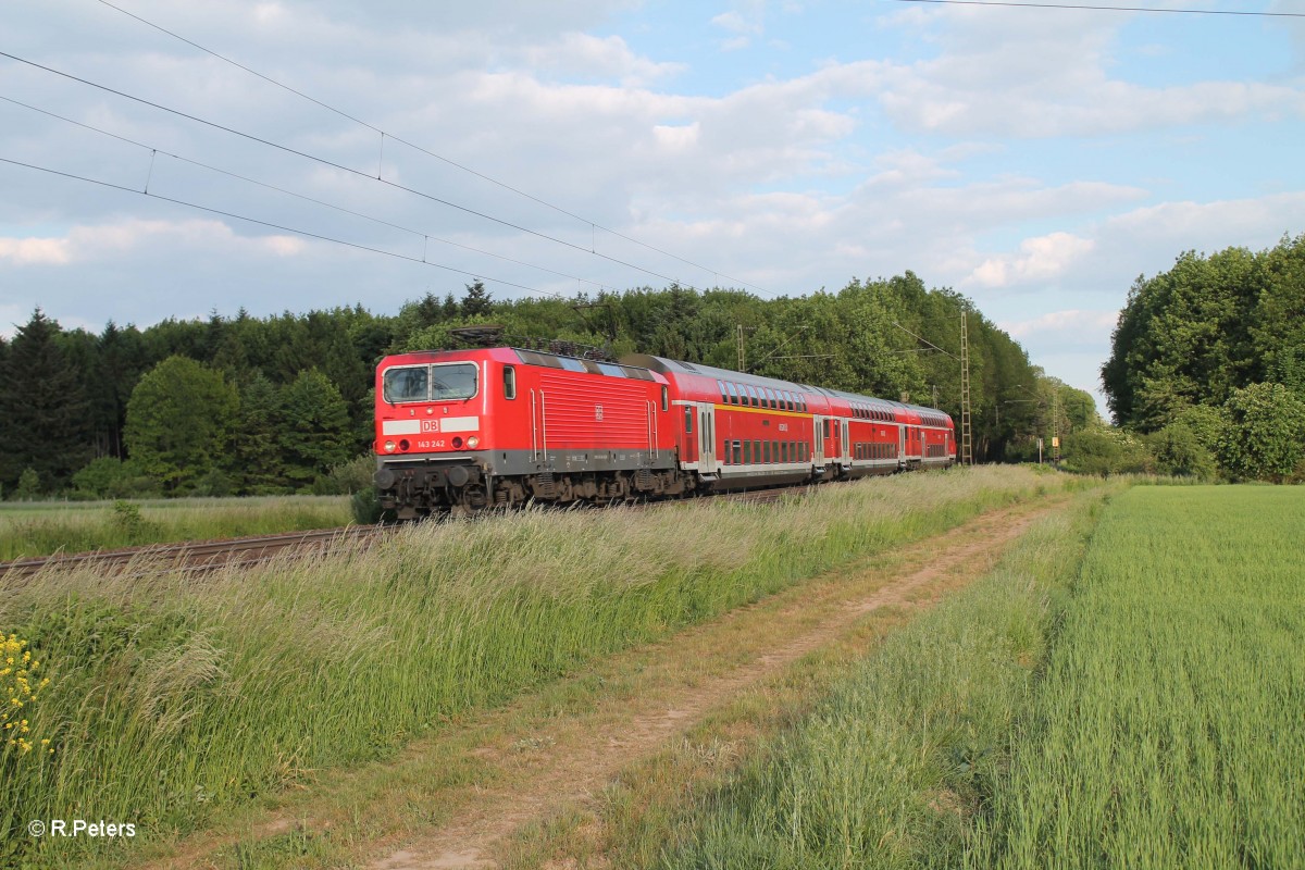 143 242 zieht bei Bischofsheim die RB75 15728 Aschaffenburg - Wiesbaden. 20.05.15