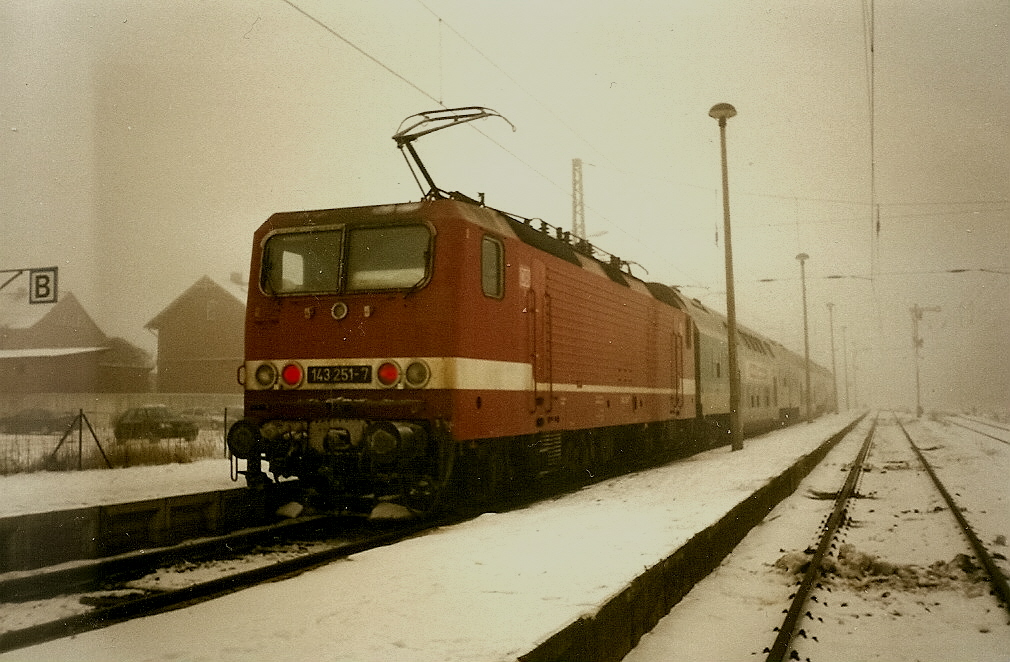 143 251 mit einer Regionalbahn nach Stralsund in Sassnitz.