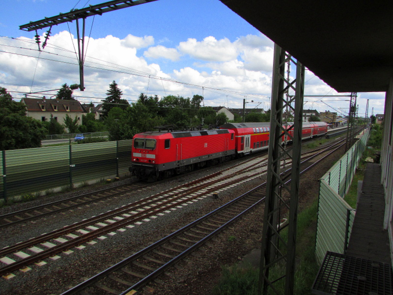 143 267 mit RB 75 auf dem Weg nach Wiesbaden Hbf.Hier verl�sst sie den Bahnhof Nauheim am 23.Mai.2014