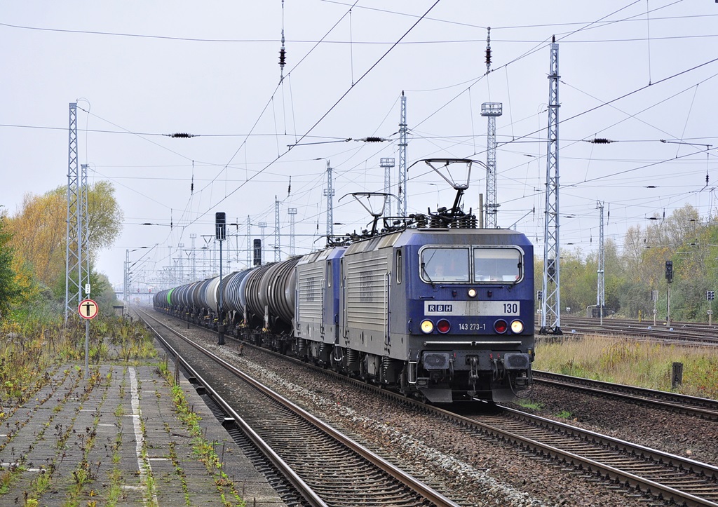 143 273+143 063 unterwegs mit einem Kewa nach Stendell,hier in Rostock-Seehafen am 27.10.2016