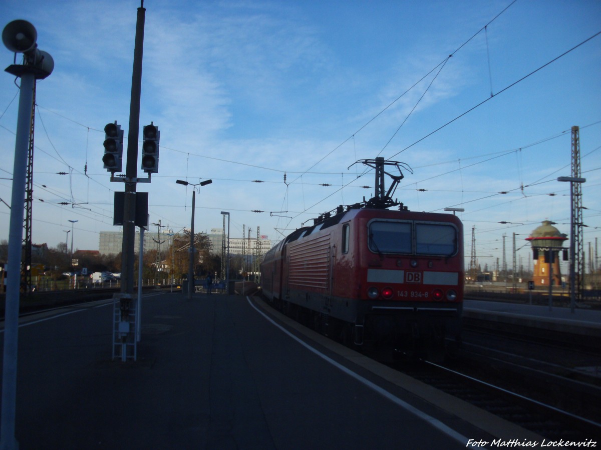 143 285 und 143 934 als S7 mit ziel Halle-Trotha beim verlassen des Bahnhofs Halle (Saale) Hbf am 23.11.14