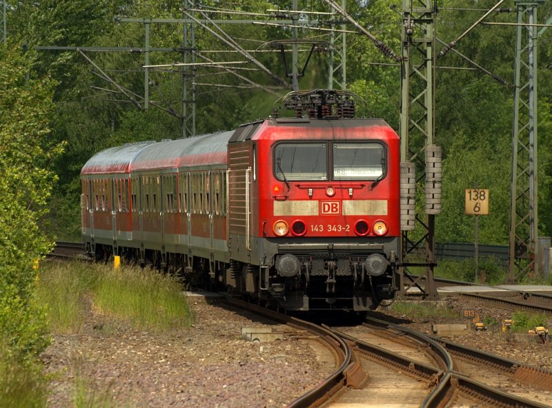 143 343-2 mit der RB nach Neumünster bei der Einfahrt in Schleswig. 24.05.2011