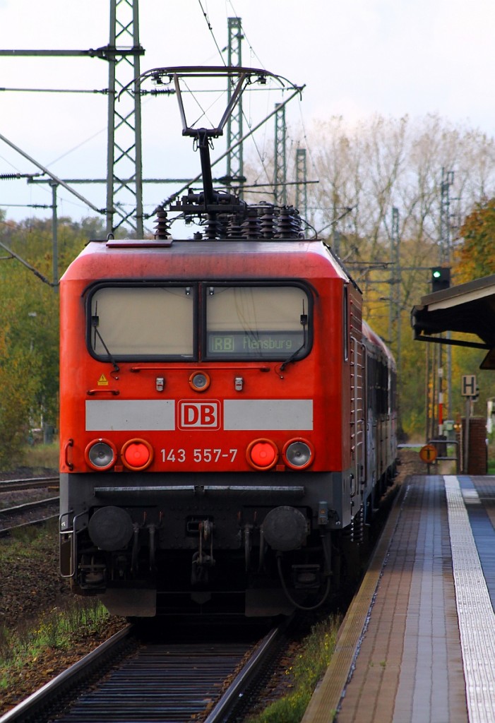 143 557-7(REV/VERL/AK/19.08.15)mit ihrer RB nach Flensburg festgehalten bei der Abfahrt in Schleswig. 25.10.2014