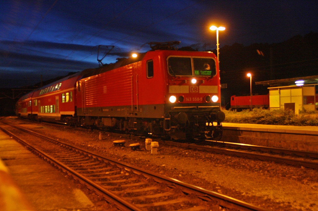 143 558 mit einer RB nach Saalfeld im Finsteren Bf von Großheringen. Das ganze geschah am 18.11.13.