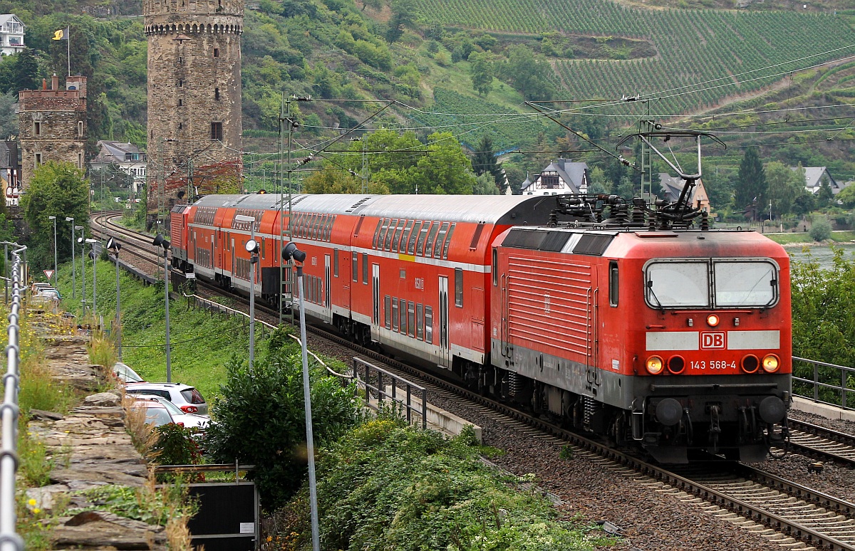 143 568-4 vorne und 143 280-6 hinten mit dem RE2 nach Frankfurt/Main Hbf aufgenommen von der Stadtmauer in Oberwesel am Rhein. 13.09.2013