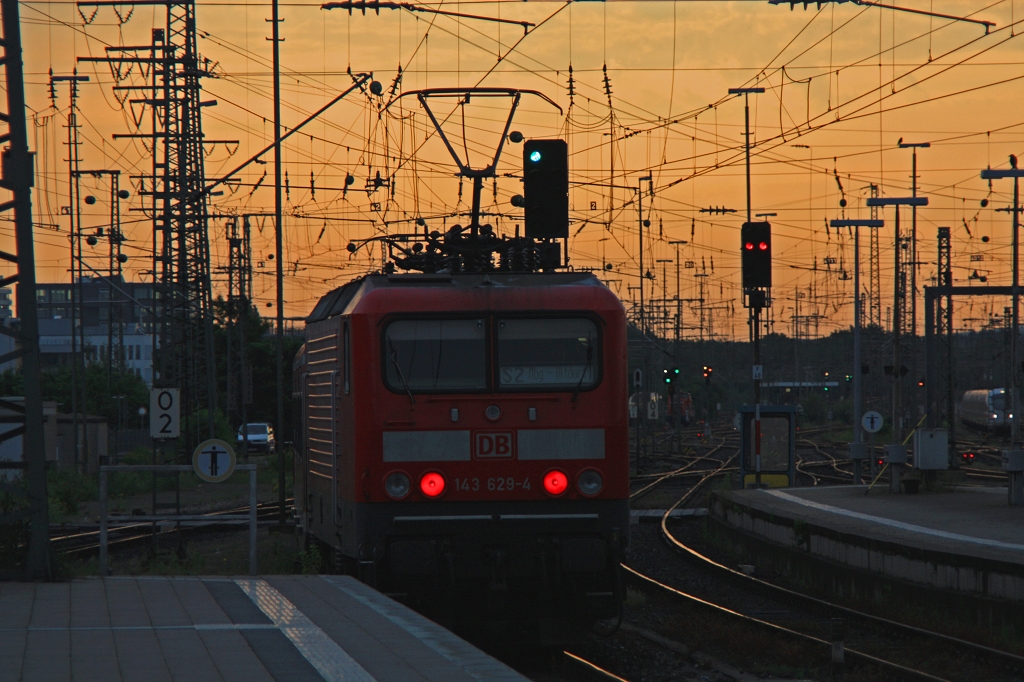 143 629 brauste mit einer S Bahn am 11.06.14 aus dem Bf Nürnberg Hbf  gen Feucht