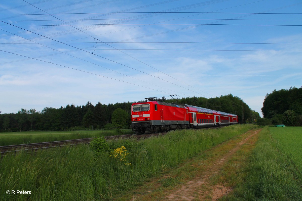 143 637 zieht eine RB 75 15750 Aschaffenburg - Wiesbaden bei der Stromkreistrennstelle Bischofsheim 14.05.15