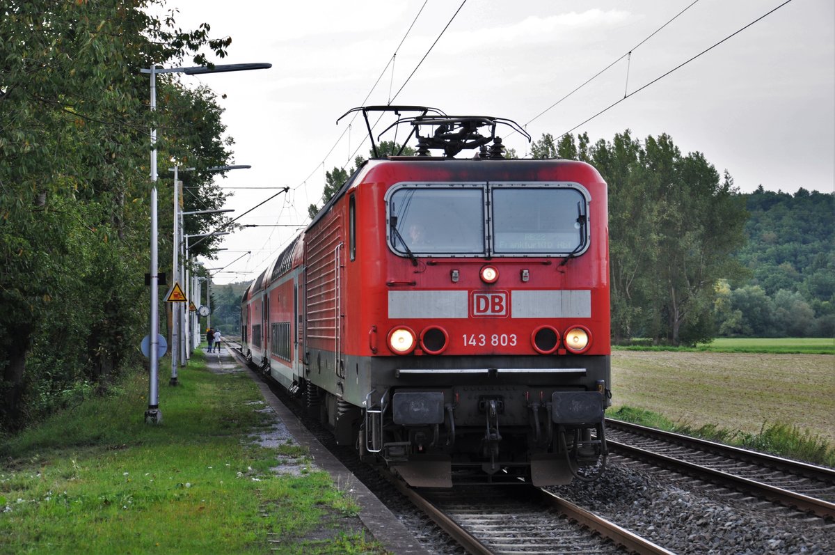 143 803, die am 24.05.17 mit einem PKW am Oberbrechener BÜ kollidierte, ist nach 3 Monaten wieder betriebsfähig und fährt am 16.08.2017 mit ihrer RB22 aus dem kleinen Haltepunkt Lindenholzhausen.