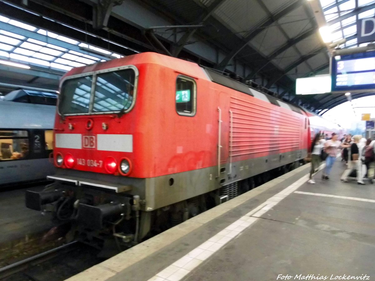 143 816 und 143 034 im Bahnhof Halle (Saale) Hbf am 14.9.16