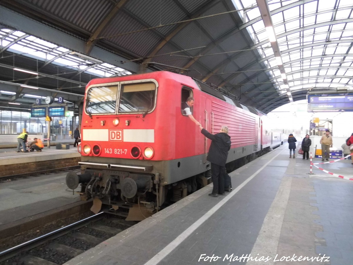 143 821 als S7 mt ziel Nietleben im Bahnhof Halle (Saale) Hbf am 12.12.15