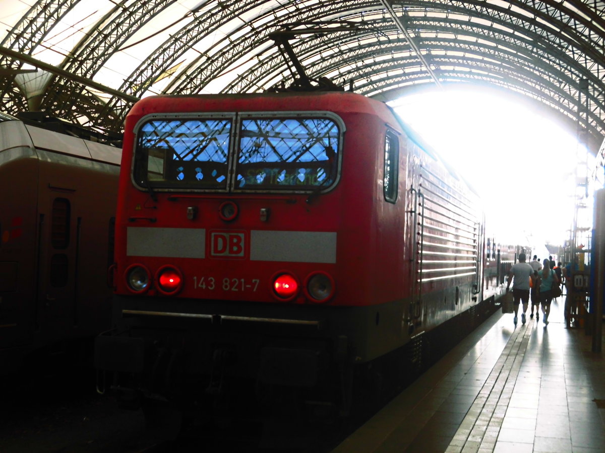 143 821 im Dresdener Hbf am 22.7.17