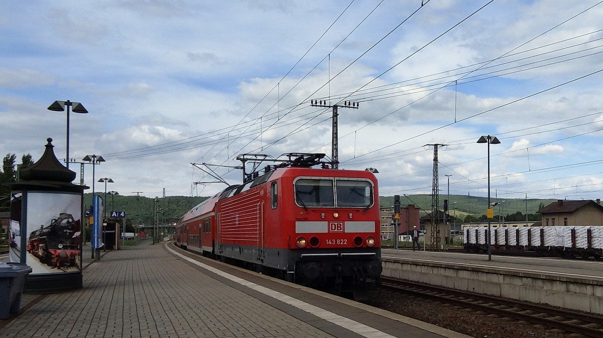 143-822 fährt als RE aus Jena Saalbahnhof in den Bahnhof von Saalfeld(Saale) ein.
Aufgenommen im August 2014.