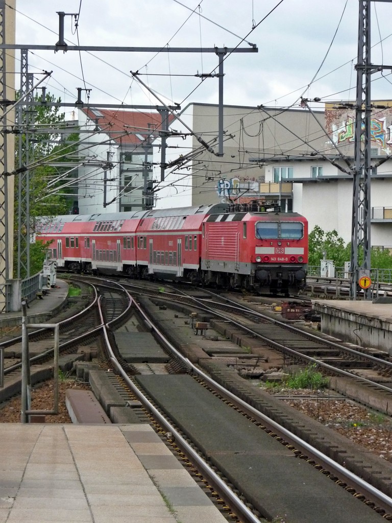 143 848 schiebt am 15.4.14 eine Doppelstockgarnitur als RB14 aus dem Bahnhof Berlin-Friedrichsstra�e in Richtung Nauen. Dabei nutzte sie ausgerechnet Gleis 4, das vom Bahnsteig eins aus kaum fotografierbar ist. Da die TALENTe im Moment aber anscheinend etwas zuverl�ssiger fahren als im Winter und damit wohl weniger 143er unterwegs sind, gab es dann trotzdem einen kleinen Sprint zum Bahnsteigende.