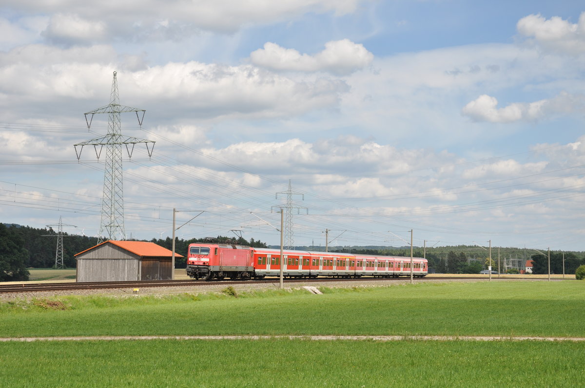 143 855-3 war am 4. Juli 2020 als S2 von Altdorf nach Roth unterwegs und konnte dabei in einer gerade so rechtzeitigen Wolkenlcke bei Winkelhaid fotografiert werden. 