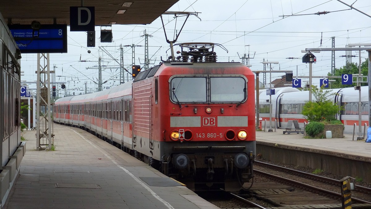 143-860 f�hrt mit ihrer RB aus Itzehoe in den Bahnhof Hamburg-Altona ein.
Aufgenommen im Juni 2014.