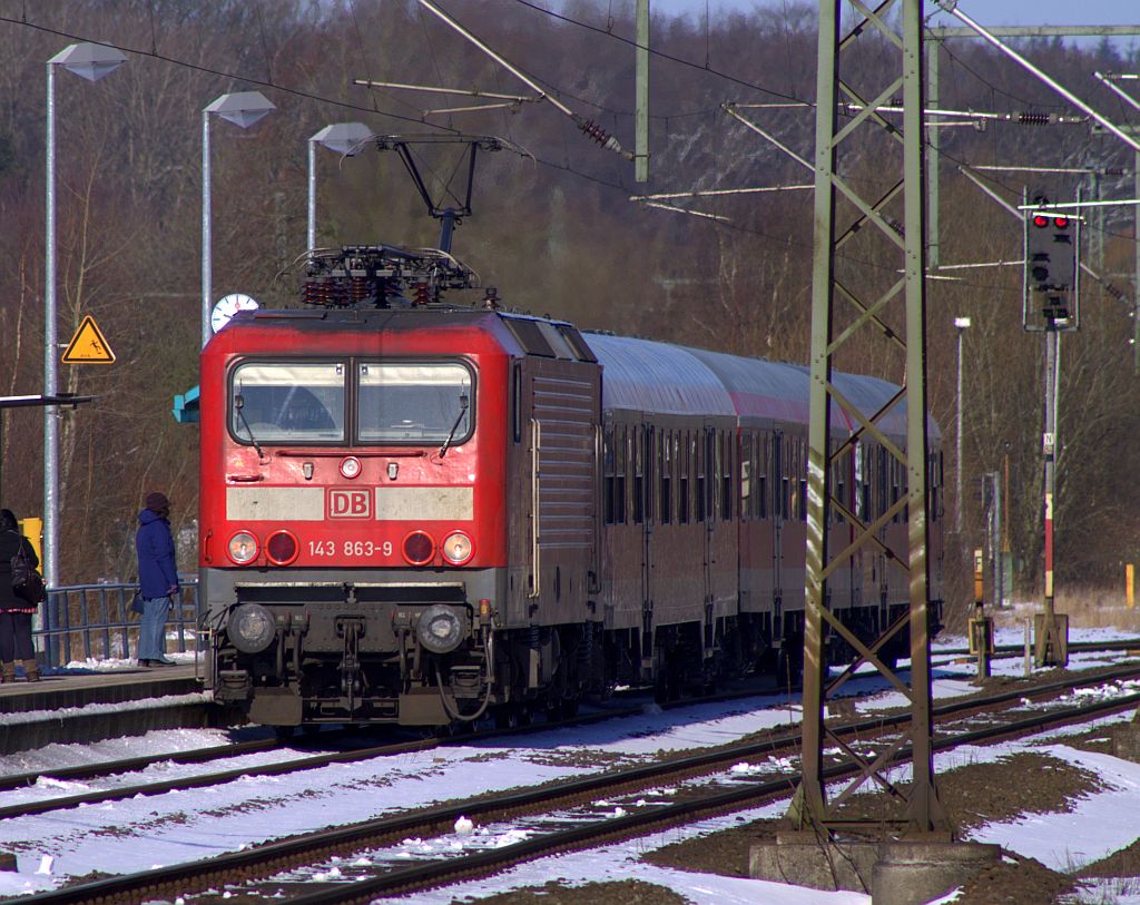 143 863-9 hat hier mit der RB nach Neumünster Einfahrt in Schleswig. 14.03.2013