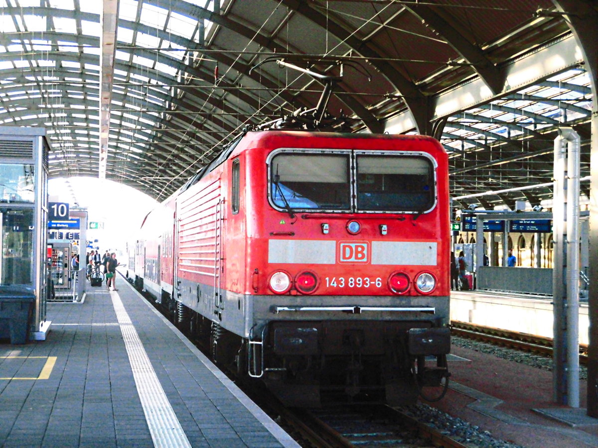 143 893 als S9 mit ziel Eilenburg im Bahnhof Halle/Saale Hbf am 19.7.18