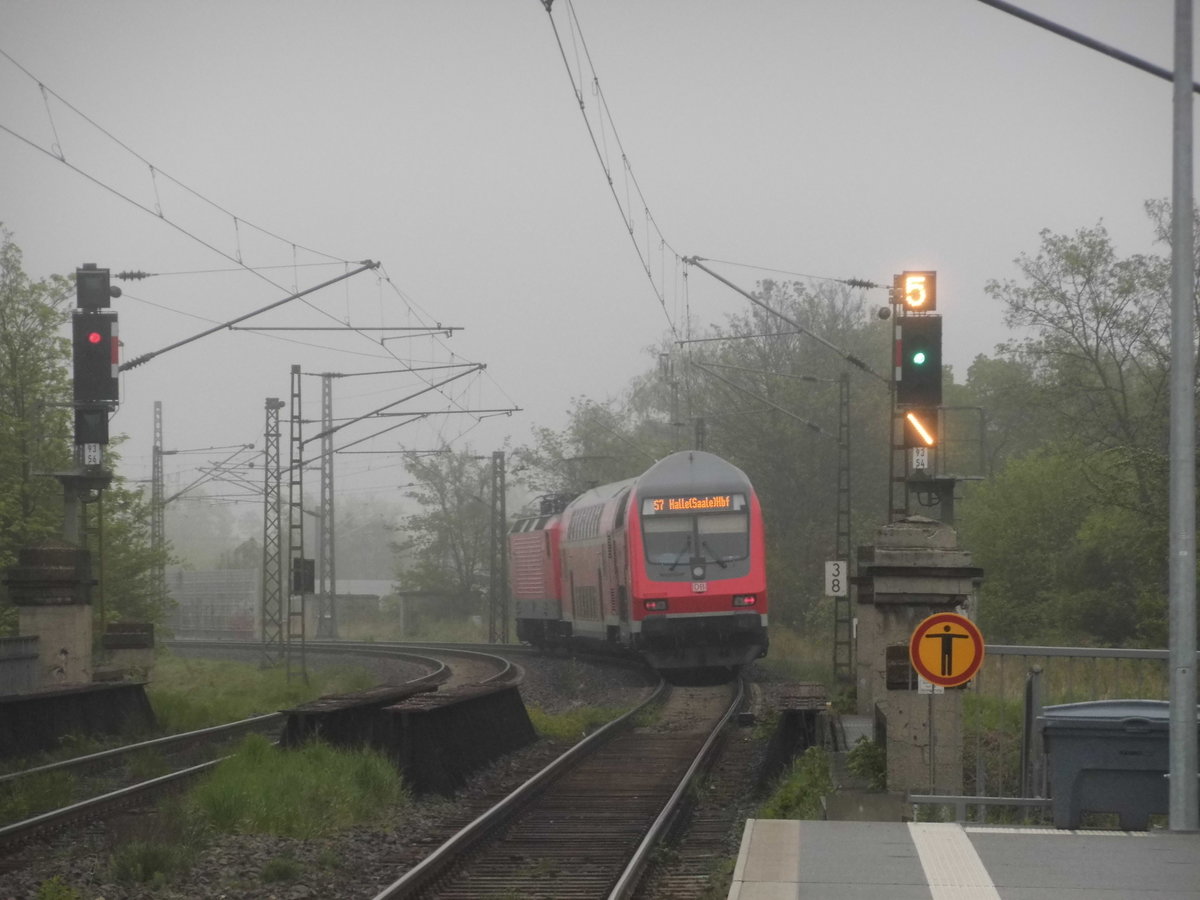 143 903 unterwegs nach Halle (Saale) Hbf und lsst Halle-Rosengarten hinter sich am 5.5.17