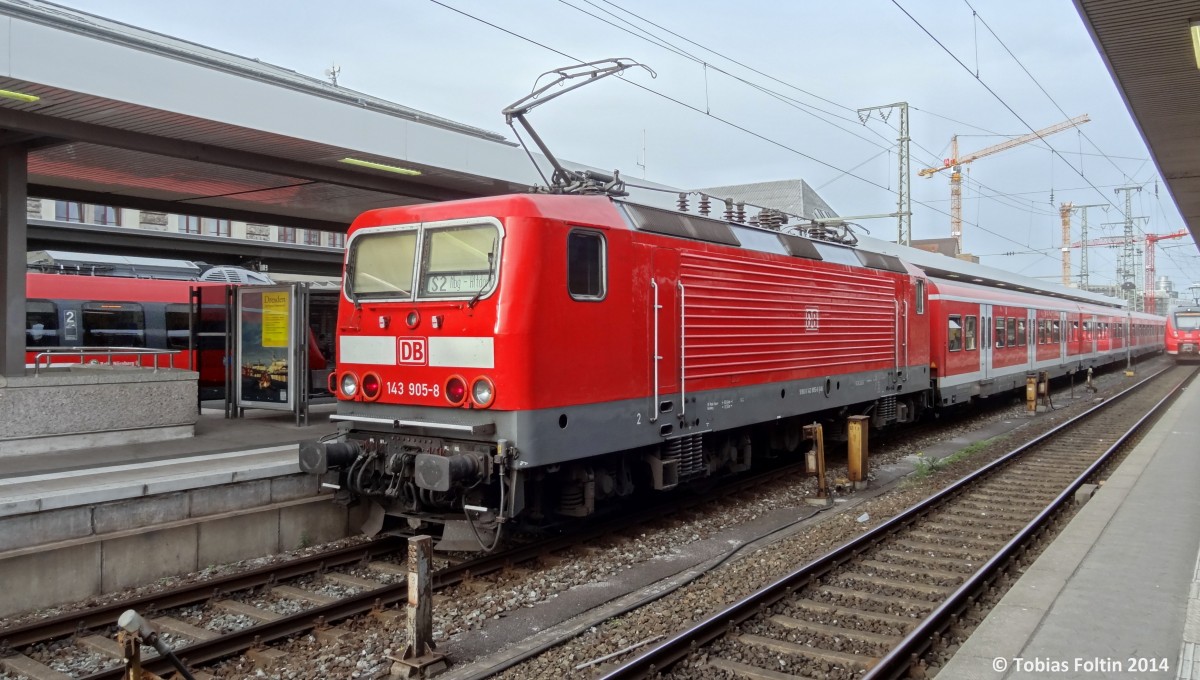 143-905 steht mit einer x-Wagen Garnitur als S2 nach Altdorf in N�rnberg Hbf bereit.
Aufgenommen im April 2014.