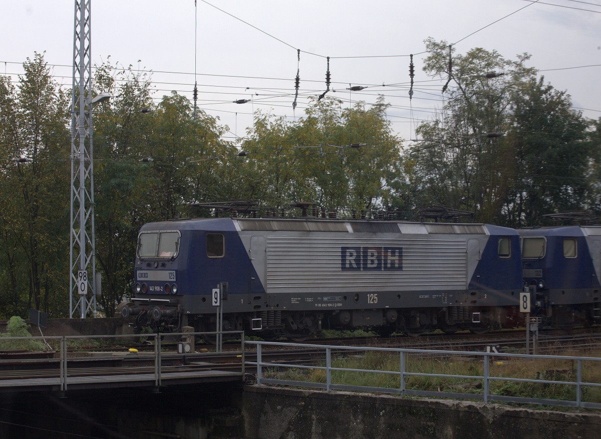 143 908-2 in Ruhland. 17.10.2014 10:05 Uhr.
