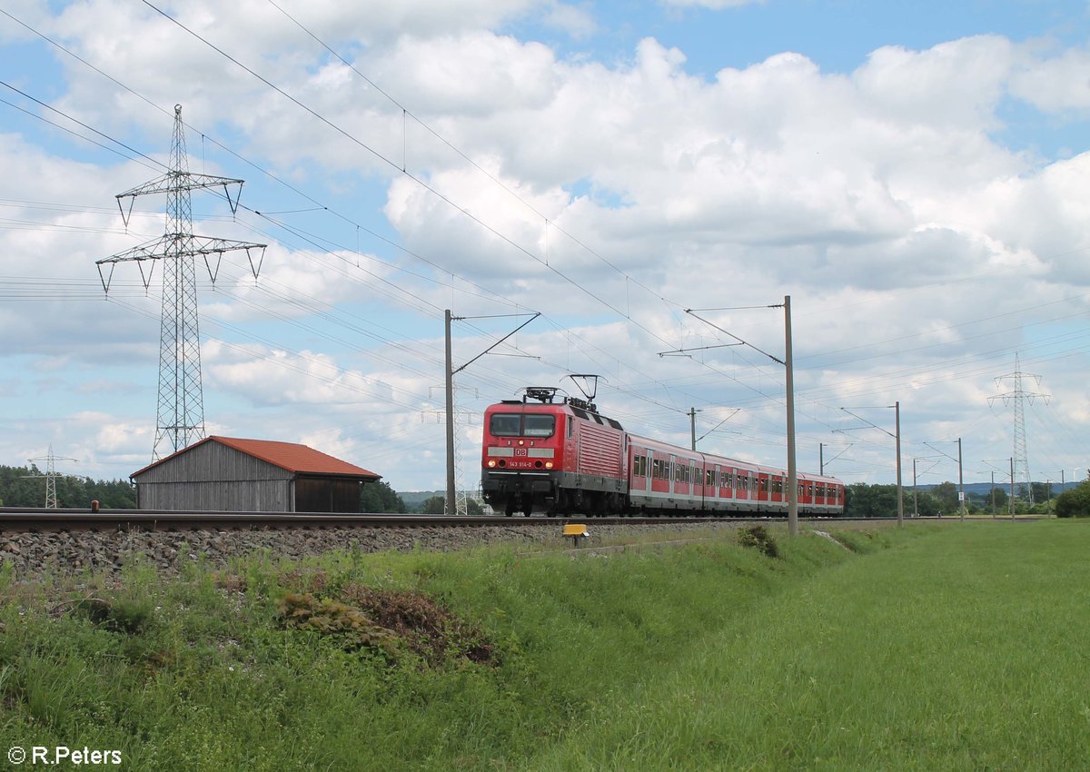 143 914-0 zieht bei Winkelhaid die S2 39630 Altdorf bei Nürnberg - Roth. 03.07.20